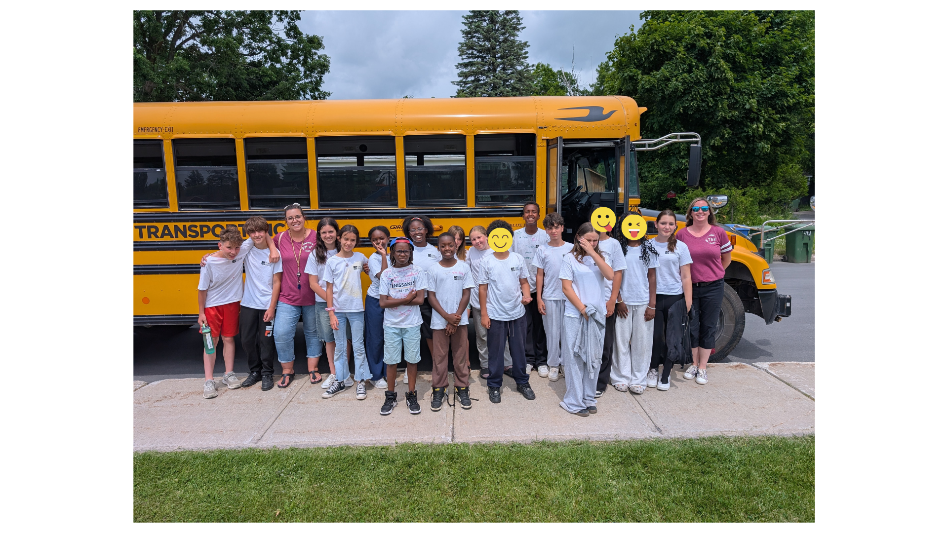 Groupe d'élèves devant un autobus scolaire.